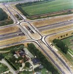 842899 Luchtfoto van de 'ovonde' in de Nieuwe Weteringseweg (N234) boven de A27 te Maartensdijk, vanuit het oosten; op ...